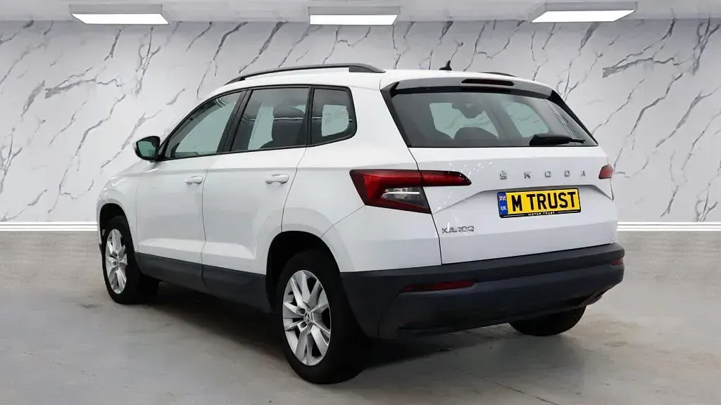 Used Skoda Karoq SE Technology 115 HP (84 kW) 2019 White SUV