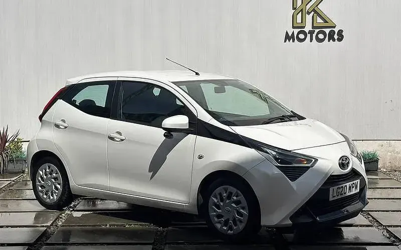 Used Toyota Aygo X-play 72 HP (52 kW) 2020 Hatchback