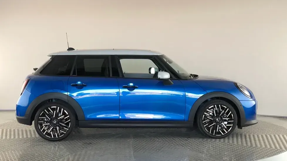 Begagnad Mini Cooper Hatch 113 kW (154 HK) 2025 Blå Halvkombi