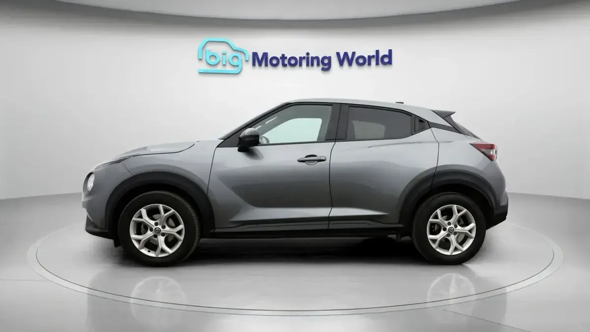 Usado Nissan Juke N-Connecta 114 HP (83 kW) 2022 Cinzento SUV