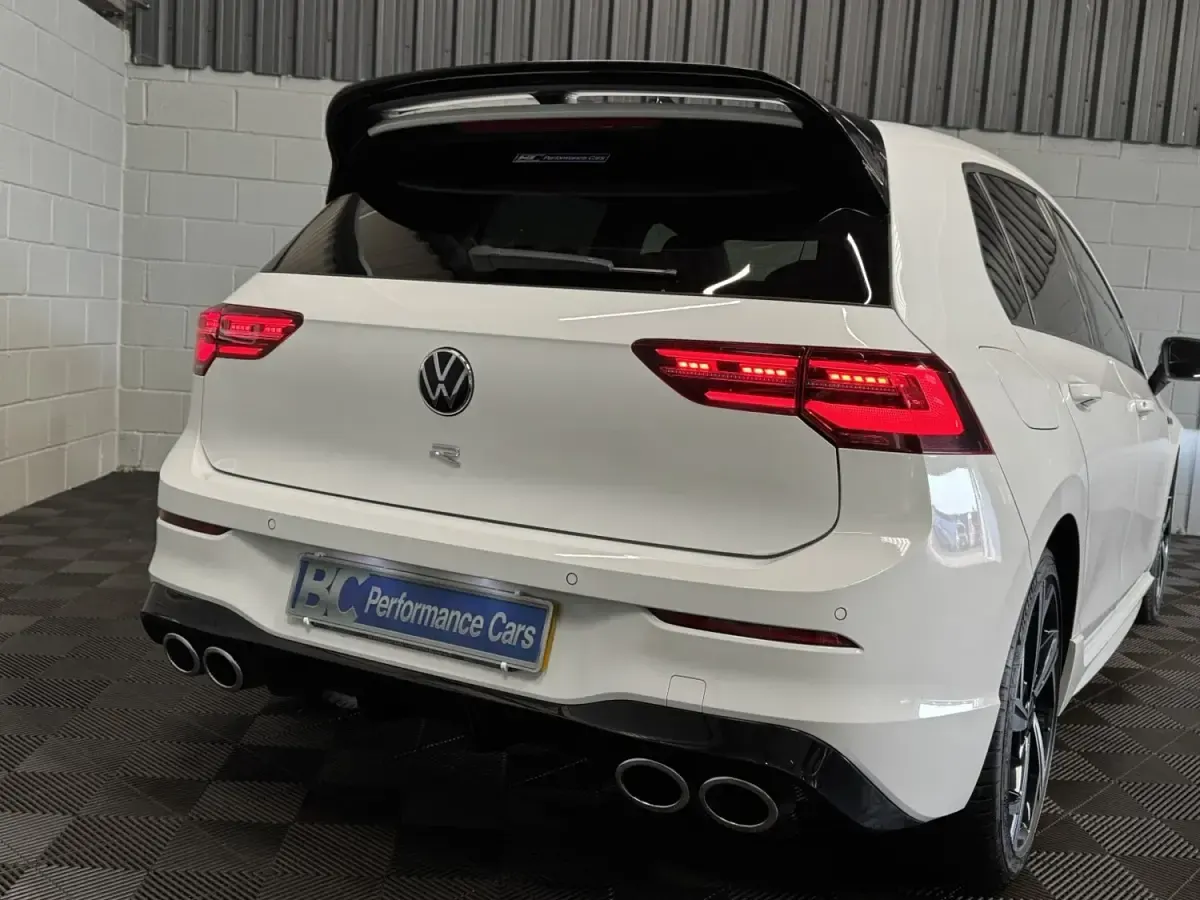 Second-hand VW Golf VIII R 2022 Alb Hatchback
