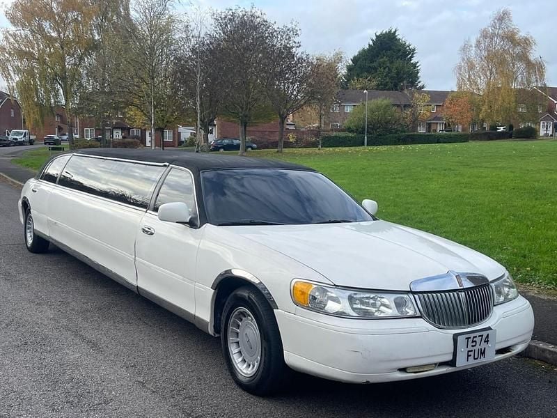 Black Used 2004 Lincoln Town Car Sedan | £4,995 - Image 1/4