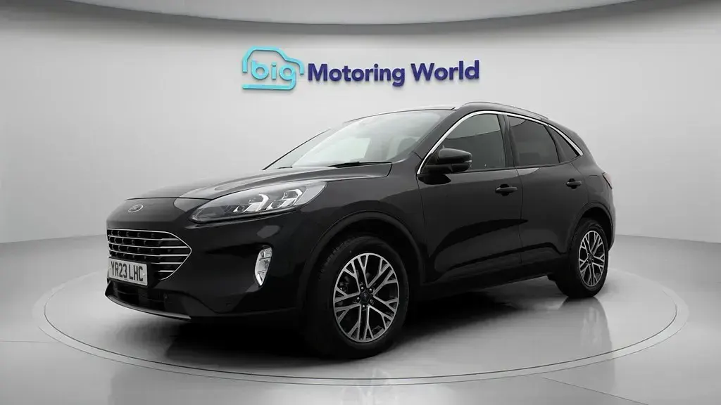 Usado Ford Kuga Titanium 150 HP (110 kW) 2023 Preto SUV