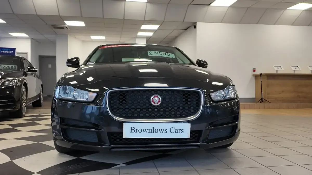 Używany Jaguar XE SE 163 KM (119 kW) 2017 Czarny Sedan/Limuzyna