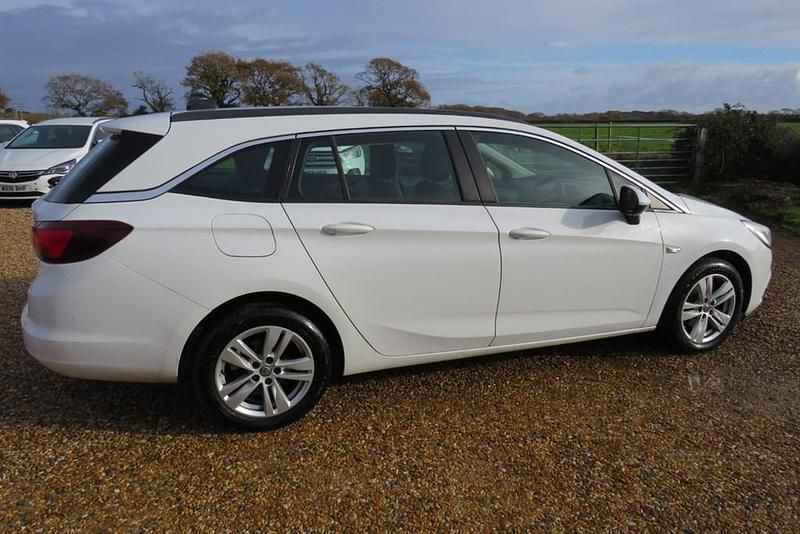 Second-hand Vauxhall Astra 2018 Alb Break