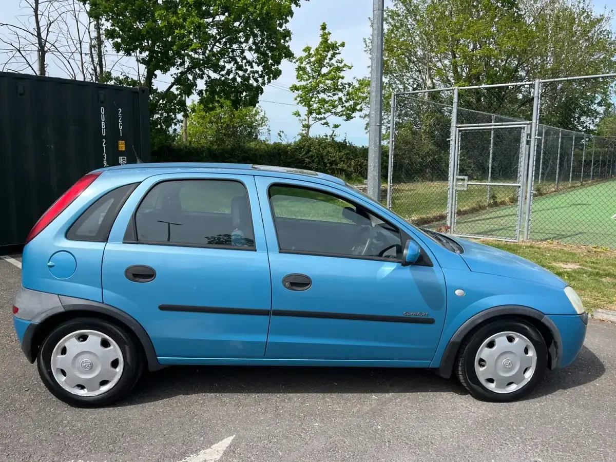 Begagnad Vauxhall Corsa Comfort 75 HK (55 kW) 2001 Blå Halvkombi