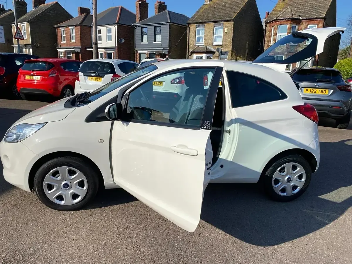 Used Ford Ka 69 HP (50 kW) 2012 White Hatchback