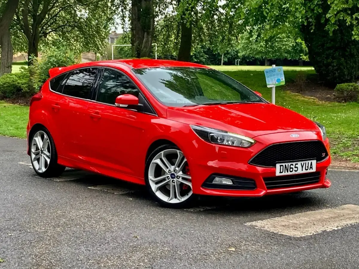 Used Ford Focus ST 250 HP (183 kW) 2015 Red Hatchback