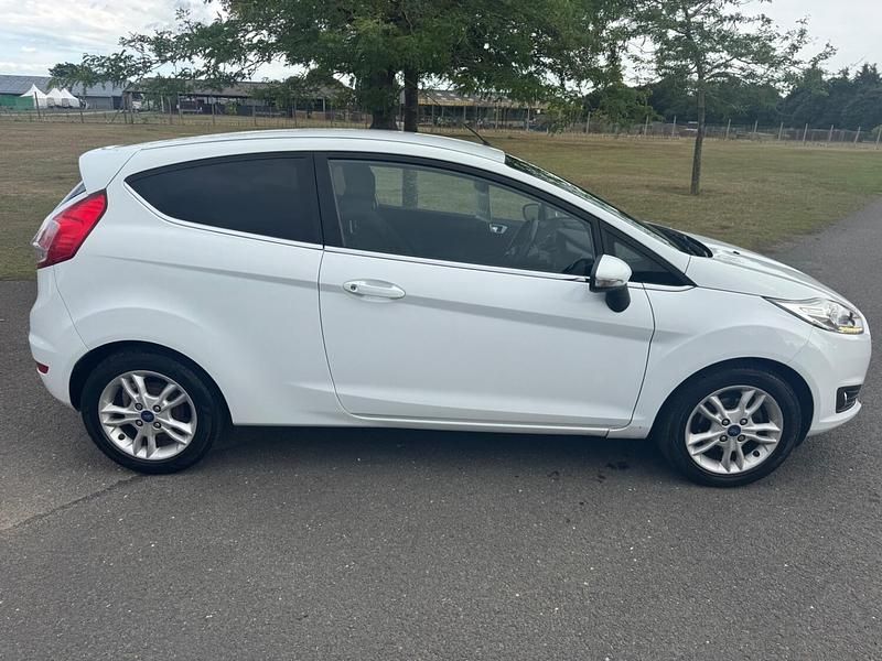 White Used 2016 Ford Fiesta Zetec Hatchback | £4,750 (Fair price) - Image 1/4