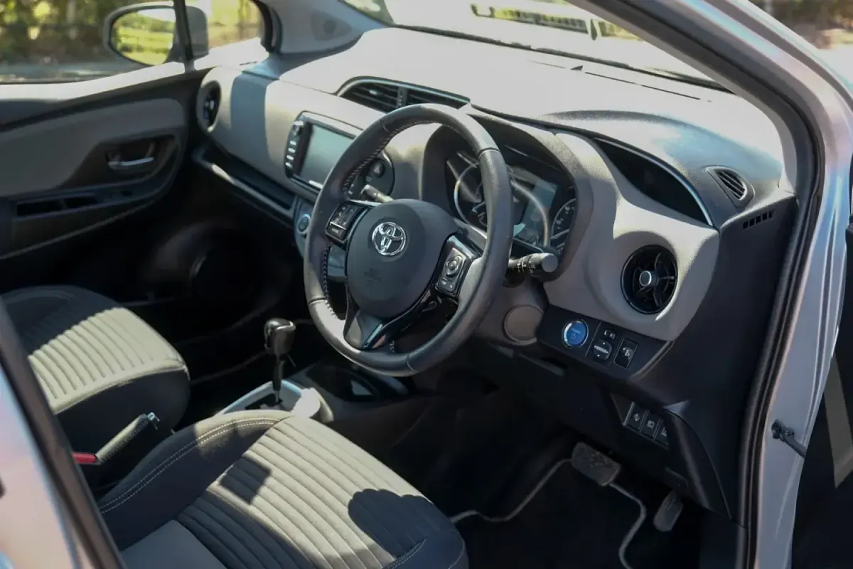 Usado Toyota Yaris Hybrid 2018 Plateado Utilitario