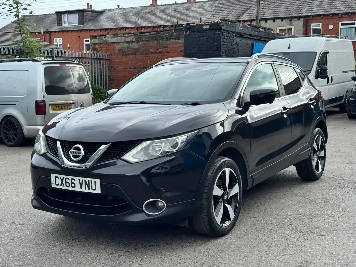 Used Nissan Qashqai N-Connecta 115 HP (84 kW) 2016 Black SUV