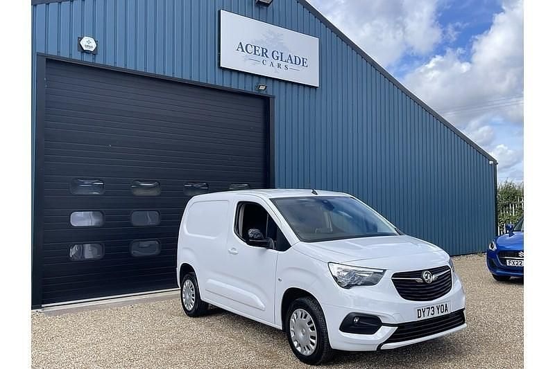 White Used 2023 Vauxhall Combo MPV | £11,490 (Fair price) - Image 1/4