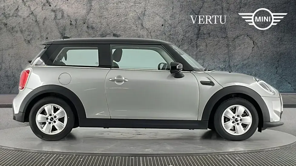 Usado Mini Cooper Classic 134 HP (98 kW) 2024 Prateado Citadino