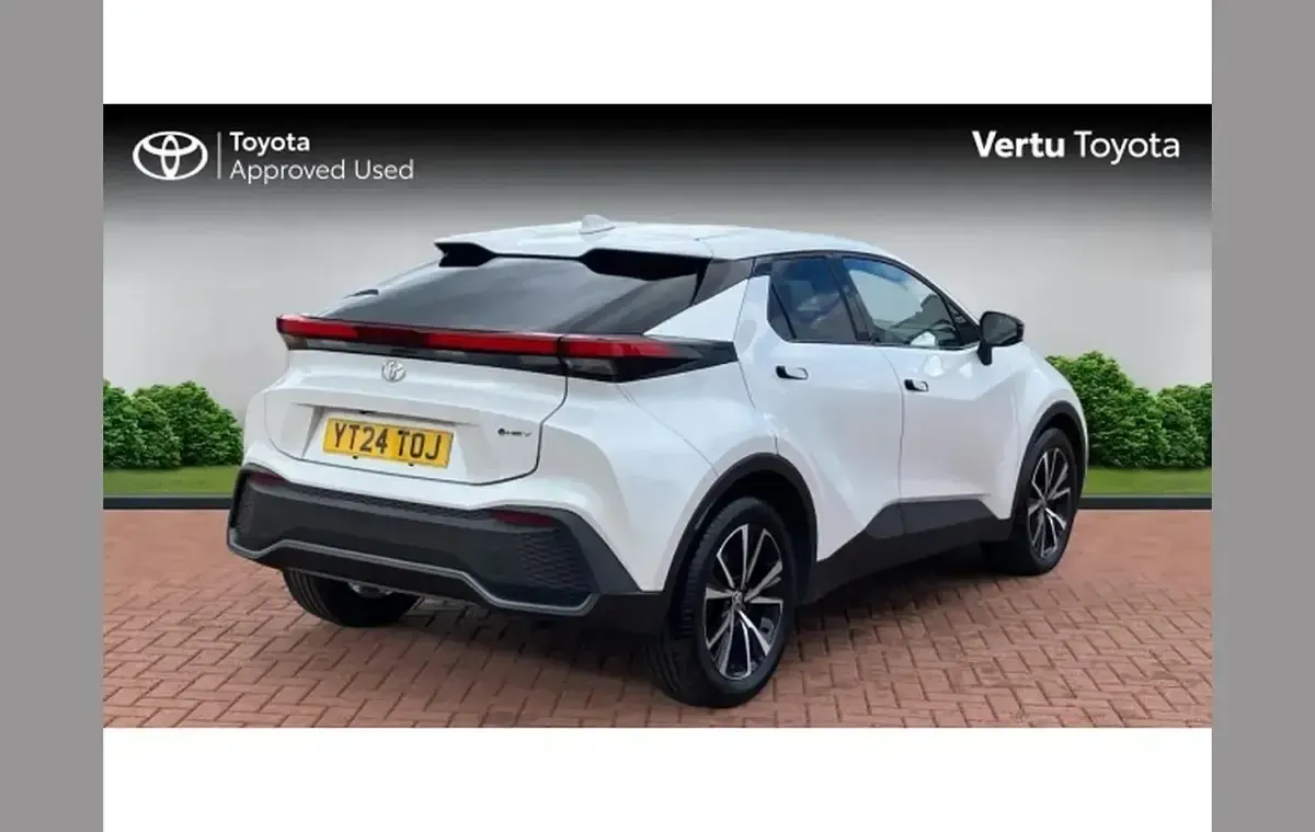 Used Toyota C-HR Design 140 HP (102 kW) 2024 White SUV