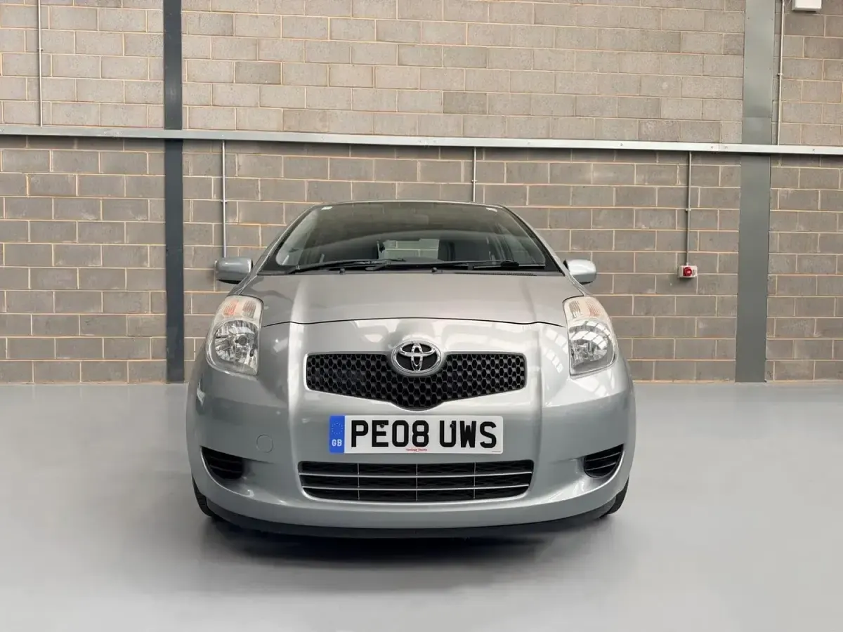 Begagnad Toyota Yaris 2008 Silver Halvkombi