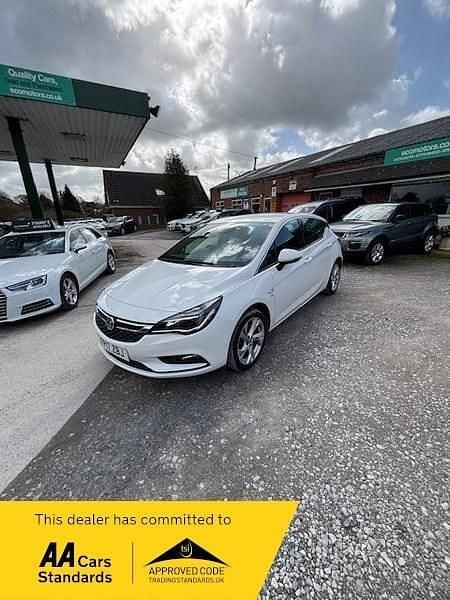 Used Vauxhall Astra SRi 150 HP (110 kW) 2017 White Hatchback