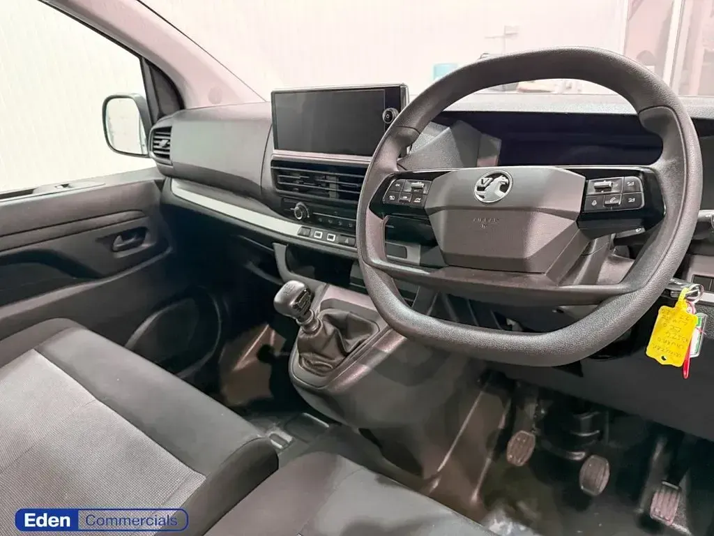 Used Vauxhall Vivaro 145 HP (106 kW) 2024 White MPV