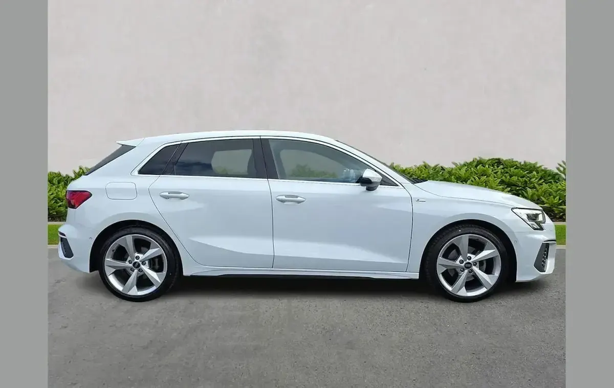 Begagnad Audi A3 S-Line 150 HK (110 kW) 2024 Vit Halvkombi