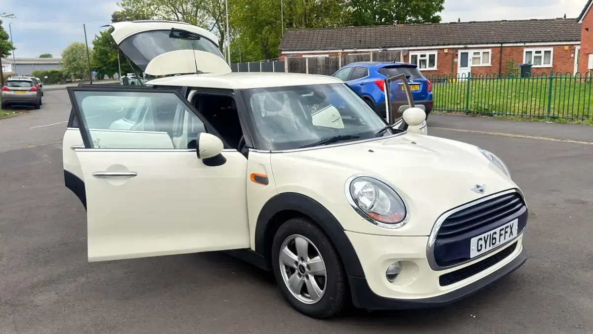 Usado Mini Cooper D Hatch 116 CV (85 kW) 2016 Blanco Utilitario