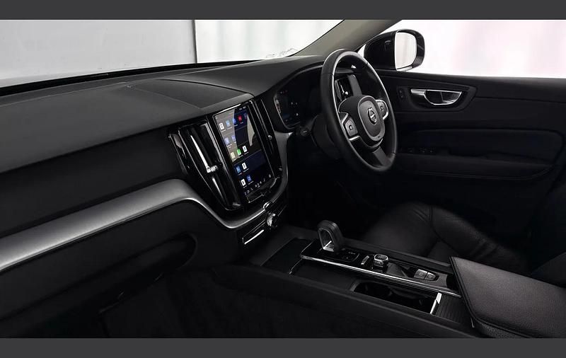 Usado Volvo XC60 Momentum 247 HP (181 kW) 2022 Preto SUV
