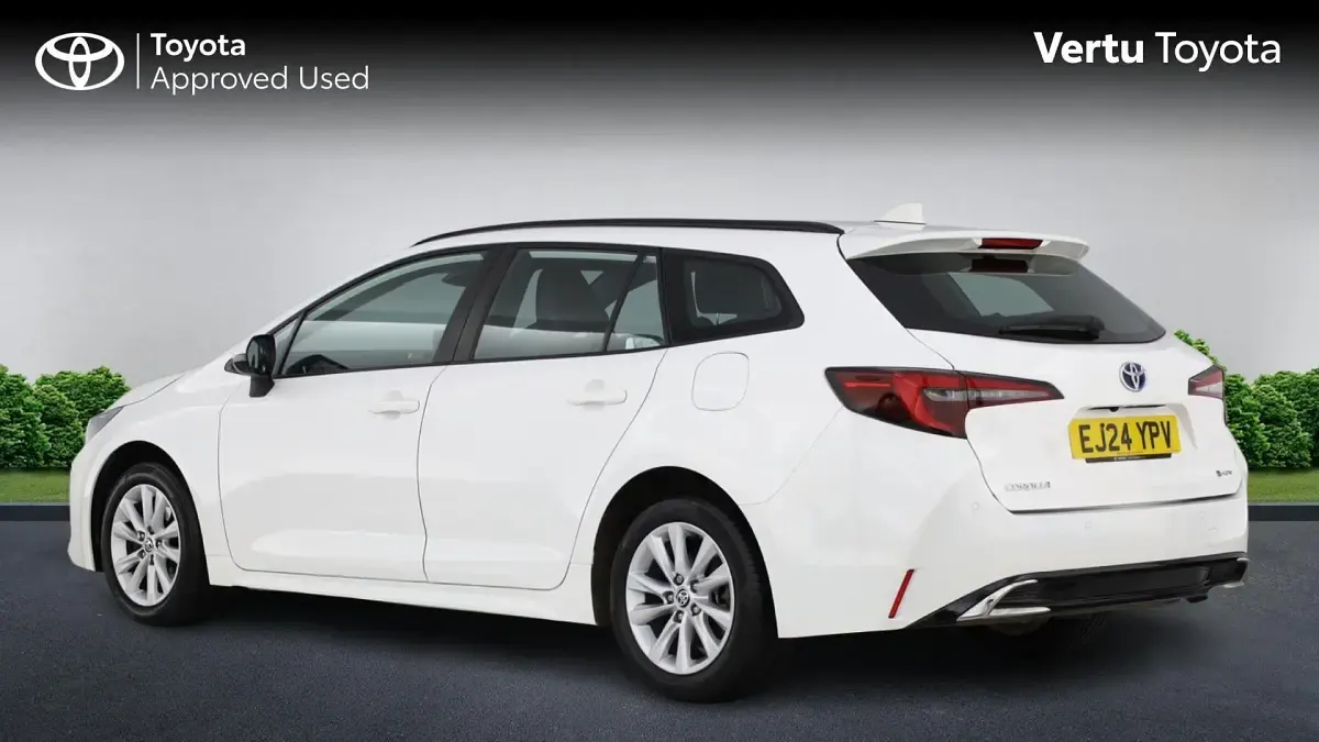 Used Toyota Corolla 140 HP (102 kW) 2024 Pure white (solid paint) Estate