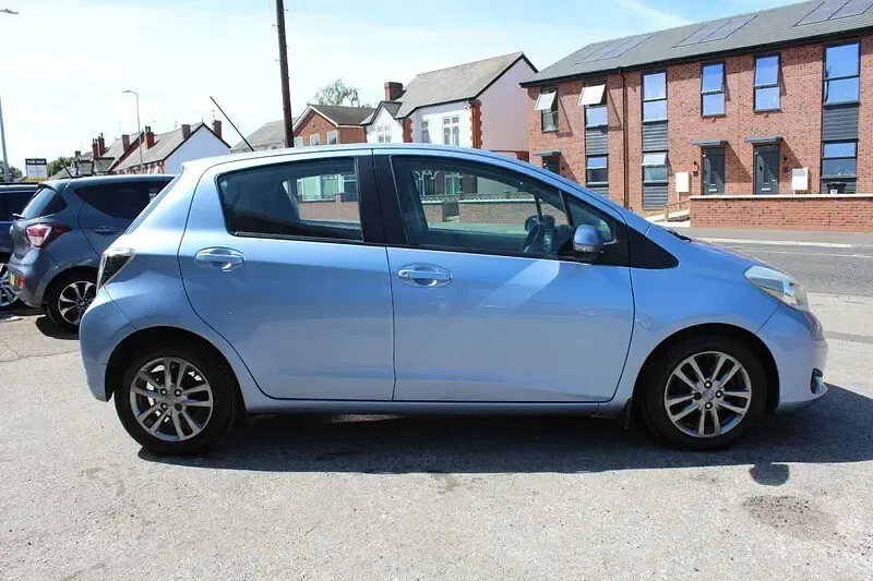 Used Toyota Yaris Plus 90 HP (66 kW) 2014 Blue Hatchback