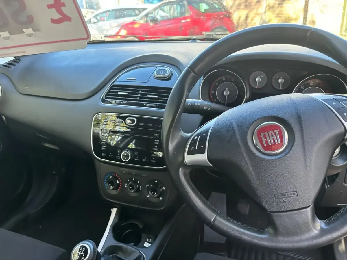 Usado Fiat Punto Easy 69 HP (50 kW) 2014 Preto Citadino