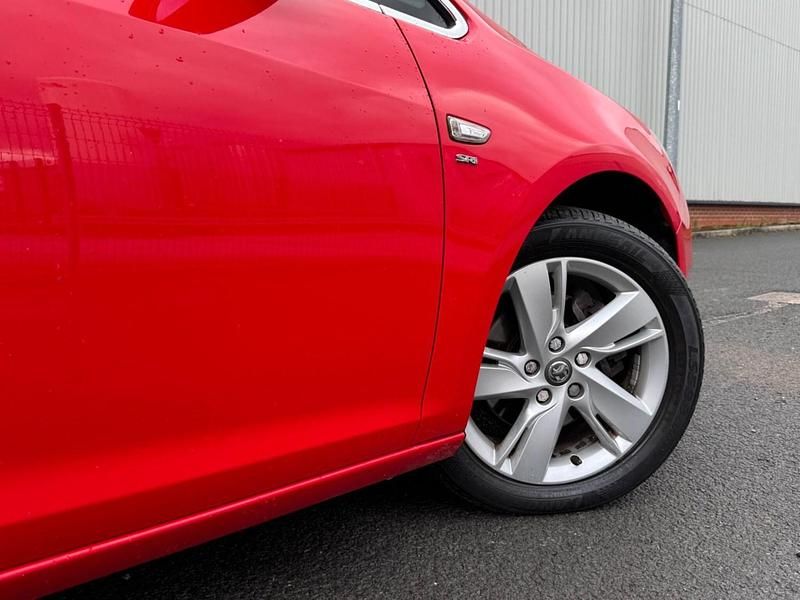 Used Vauxhall Astra SRi 165 HP (121 kW) 2013 Red Hatchback