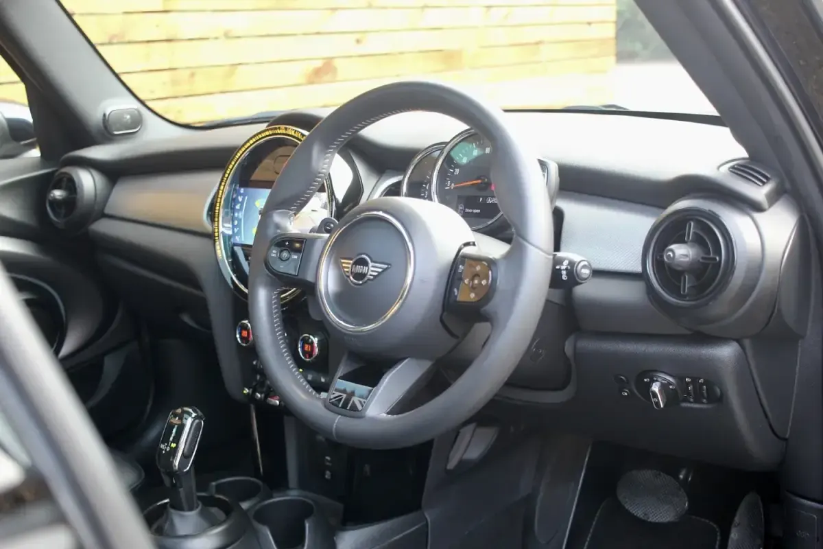 Begagnad Mini Cooper S Exclusive 2022 Svart Halvkombi