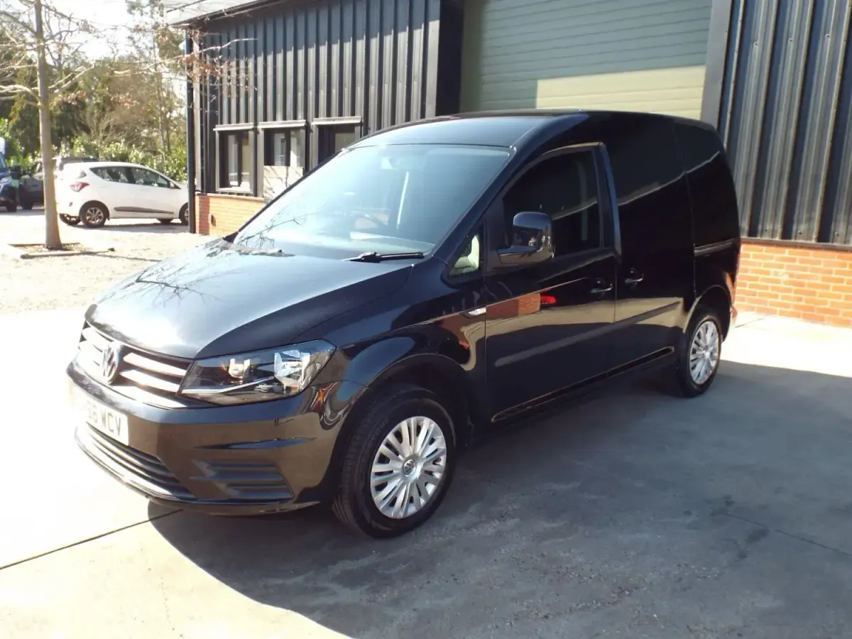 Usado VW Caddy Trendline 102 CV (75 kW) 2016 Negro Monovolumen
