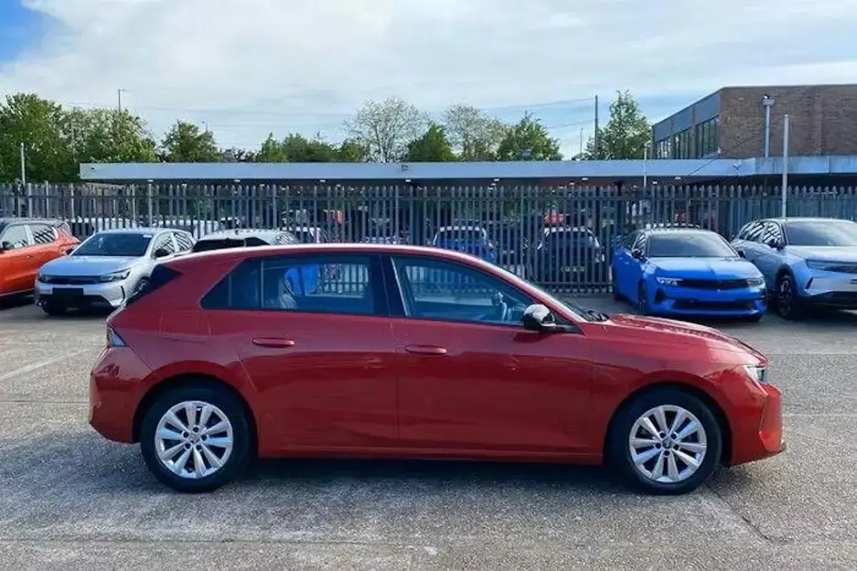 Used Vauxhall Astra Design Edition 130 HP (95 kW) 2023 Red Hatchback