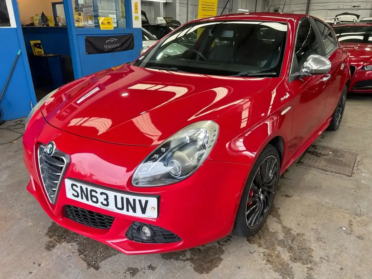 Begagnad Alfa Romeo Giulietta 140 HK (102 kW) 2013 Röd Halvkombi
