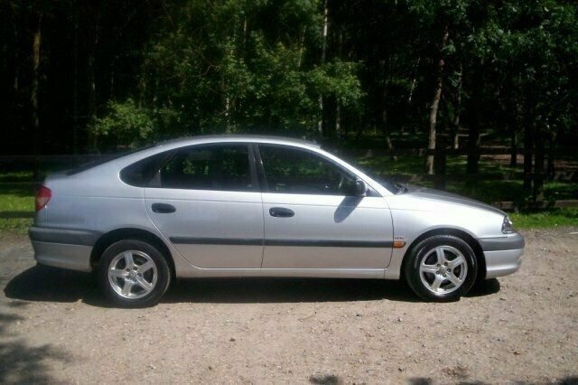 Used 2002 Toyota Avensis Hatchback | £1,295 - Image 1/2