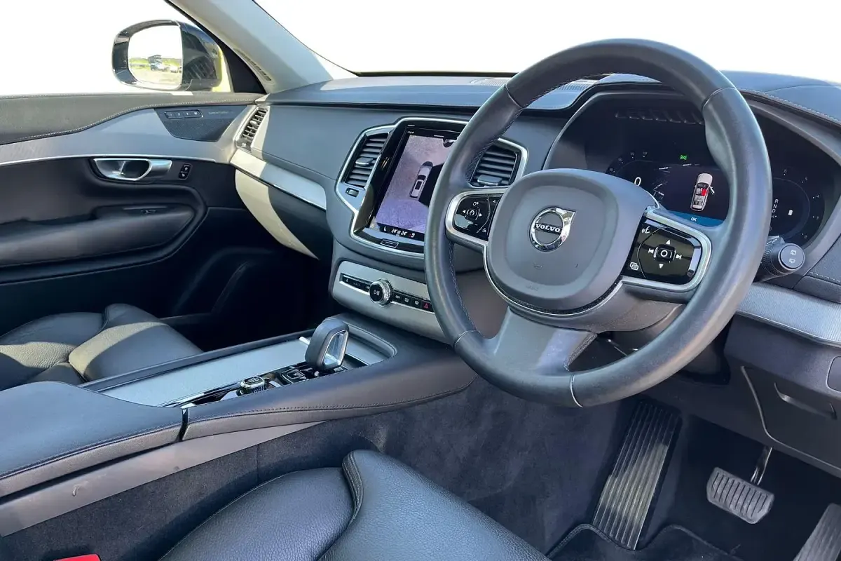 Begagnad Volvo XC90 Plus 235 HK (172 kW) 2023 Silver SUV