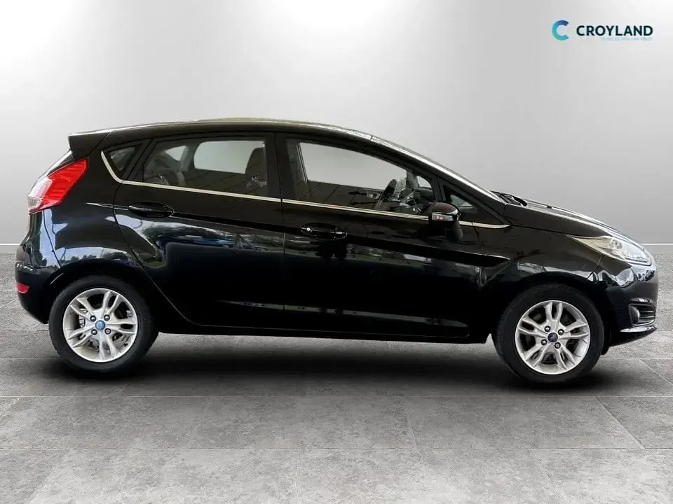 Usado Ford Fiesta Zetec 100 HP (73 kW) 2016 Preto Citadino