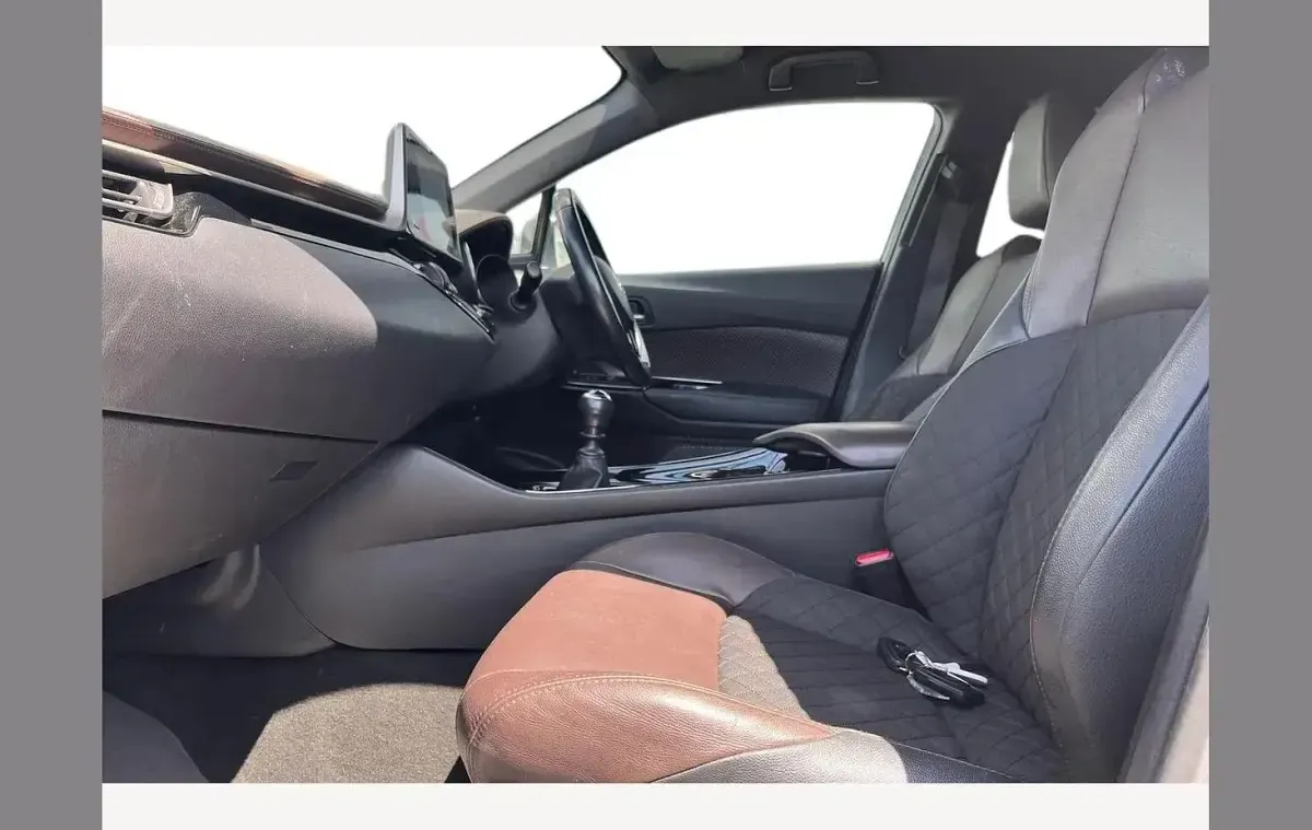 Używany Toyota C-HR 116 KM (85 kW) 2018 Srebrny SUV