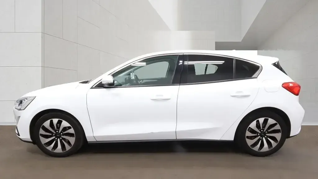 Used Ford Focus Zetec 125 HP (91 kW) 2018 White Hatchback