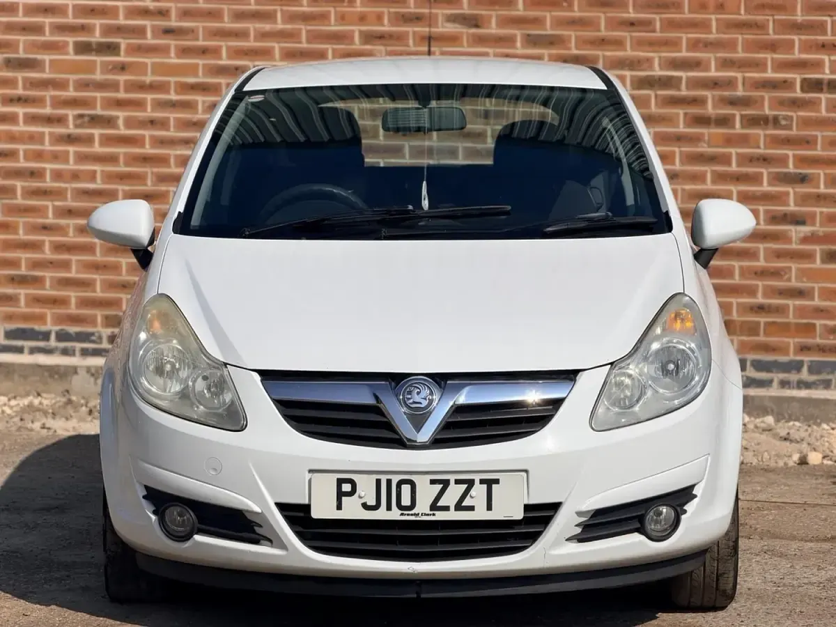 Used Vauxhall Corsa 85 HP (62 kW) 2010 White Hatchback