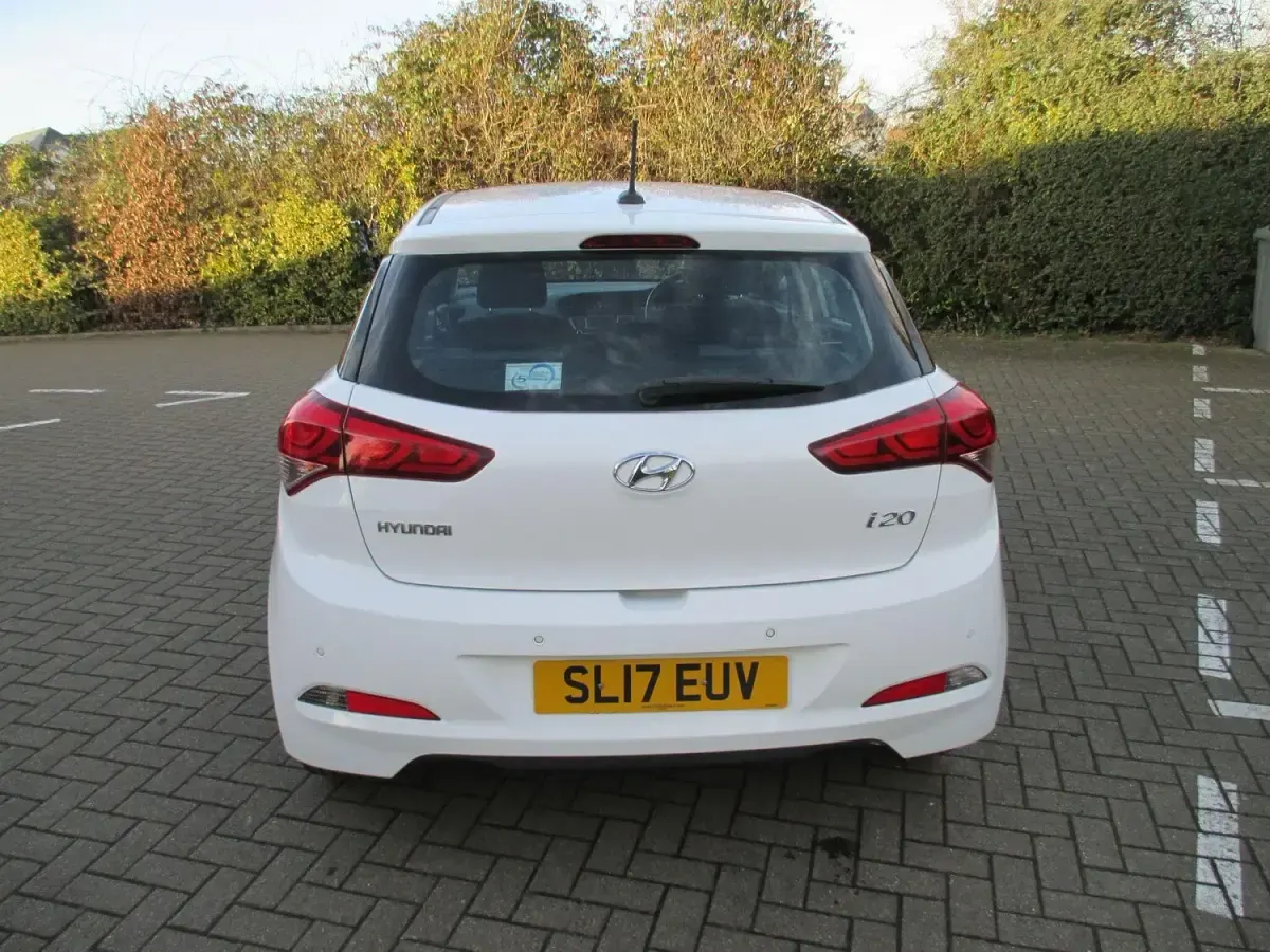 Used Hyundai i20 SE 84 HP (61 kW) 2017 White Hatchback