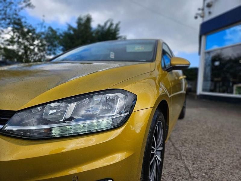 Used VW Golf VII SE 125 HP (91 kW) 2018 Yellow Hatchback