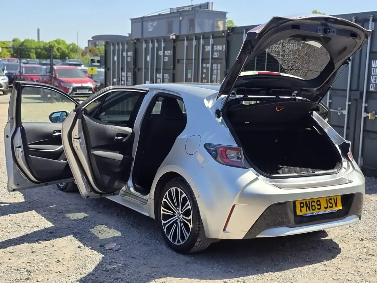 Begagnad Toyota Corolla Design 122 HK (89 kW) 2019 Silver Halvkombi