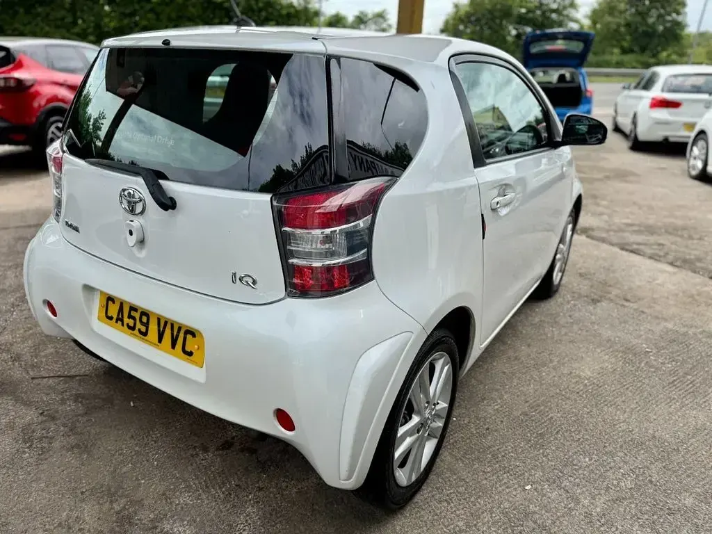 Used Toyota iQ 98 HP (72 kW) 2010 White Hatchback