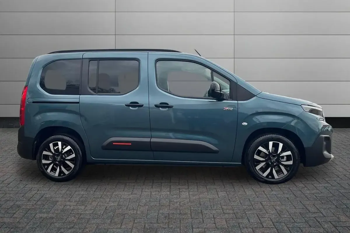 Used Citroën Berlingo 128 HP (94 kW) 2026 Blue MPV