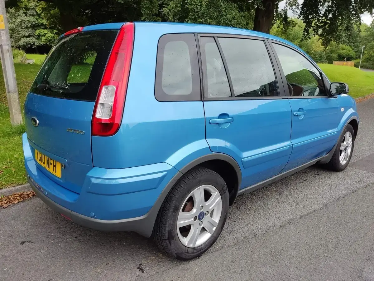 Used Ford Fusion Zetec 80 HP (58 kW) 2010 Blue Hatchback