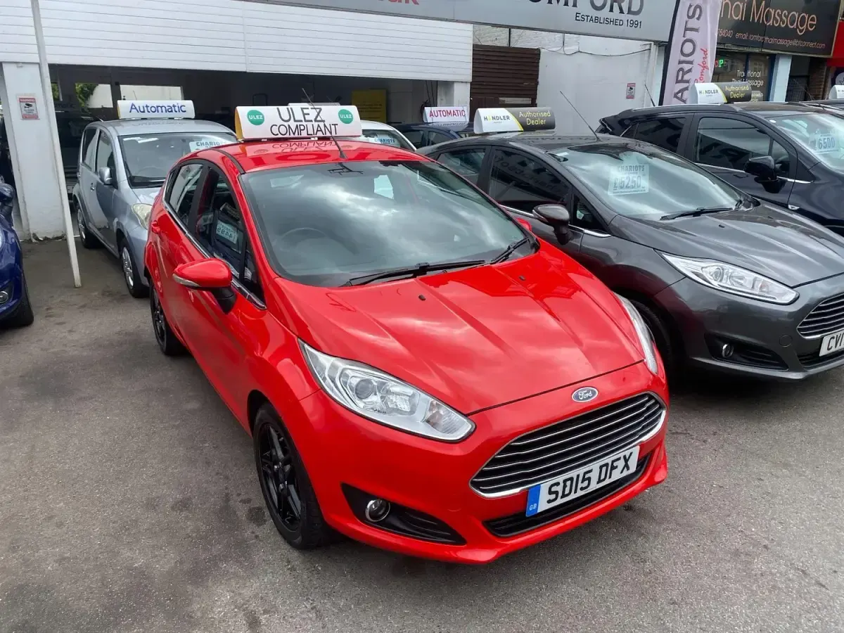 Second-hand Ford Fiesta Zetec 2015 Roșu Hatchback