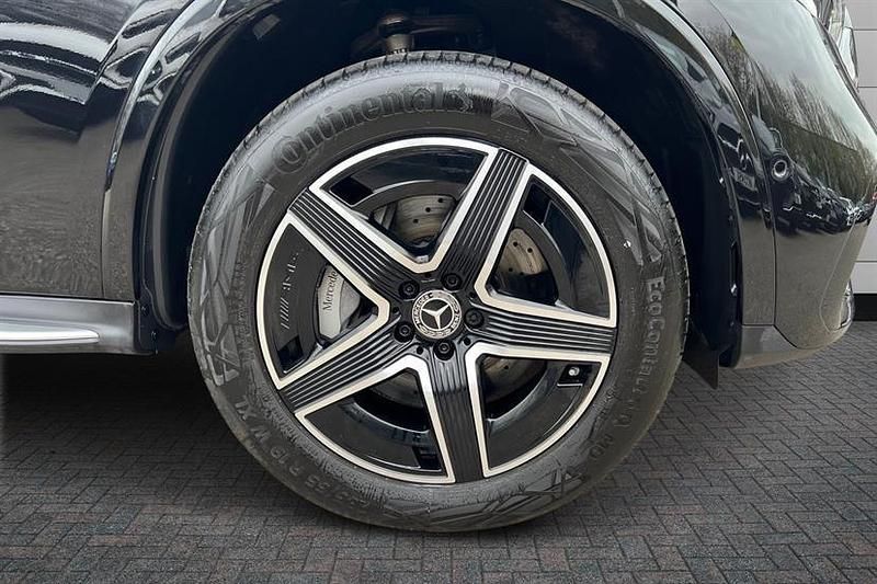 Second-hand Mercedes GLC300e AMG line 313 CP (230 kW) 2025 Negru Break