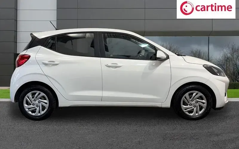 Used Hyundai i10 SE 67 HP (49 kW) 2022 White Hatchback