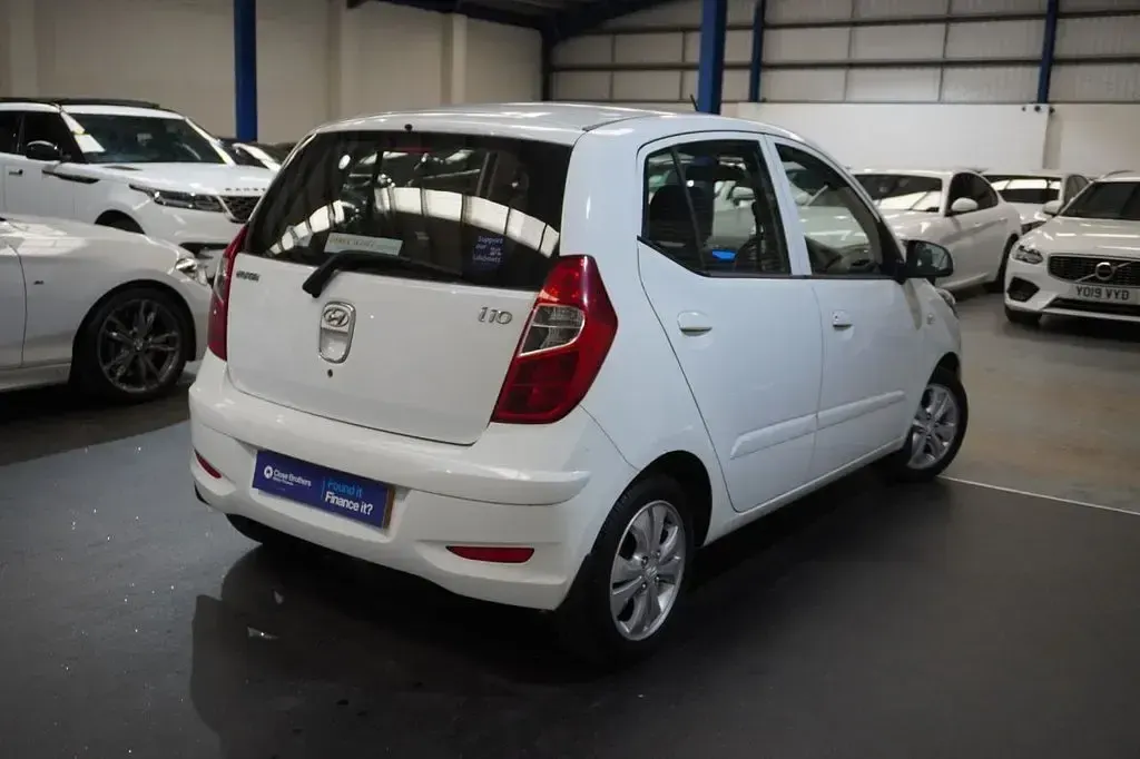 Used Hyundai i10 Active 86 HP (63 kW) 2012 White Hatchback