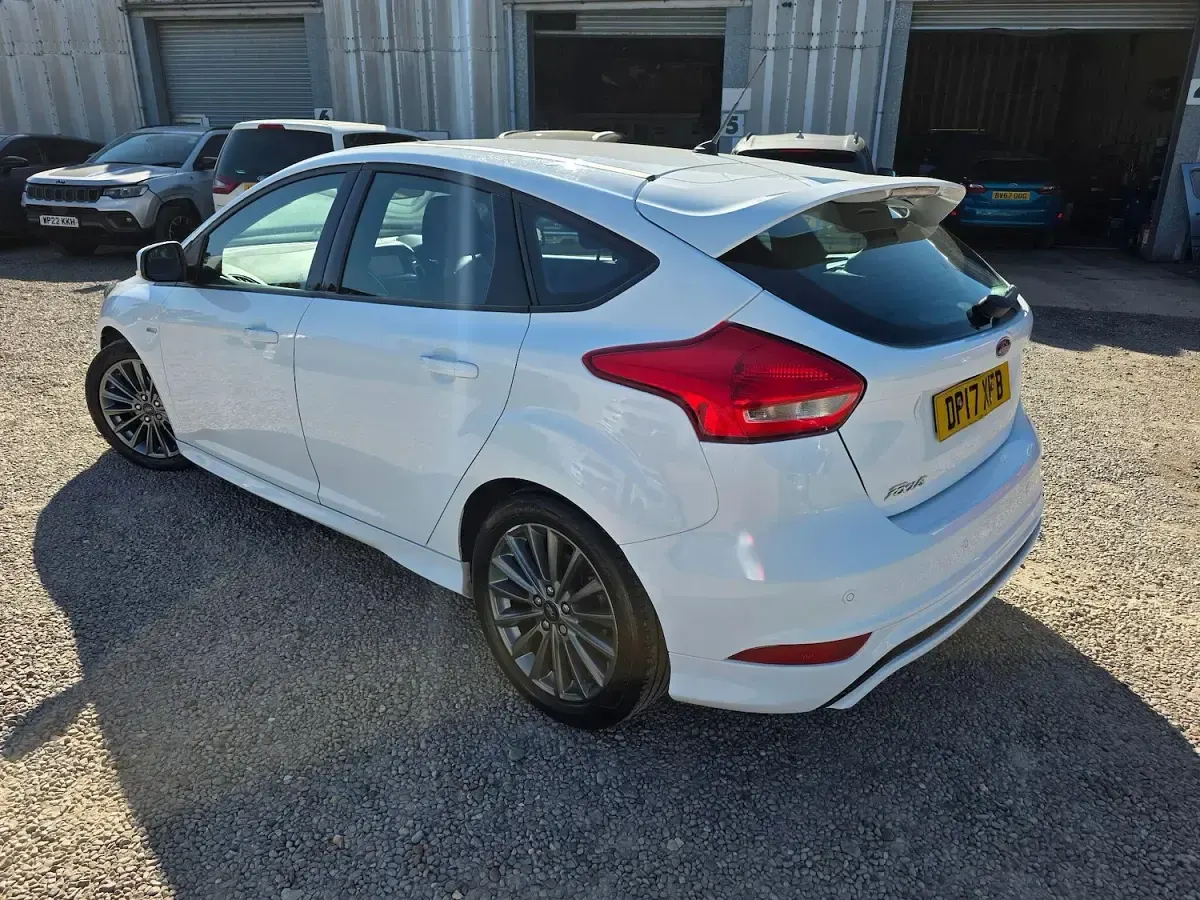 Used Ford Focus ST-Line 120 HP (88 kW) 2017 White Hatchback