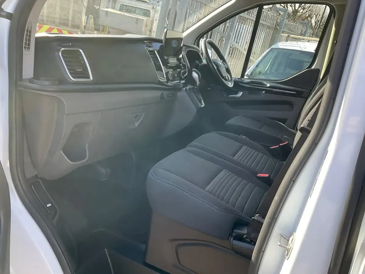 Used Ford Transit Custom Limited 170 HP (125 kW) 2022 White Van